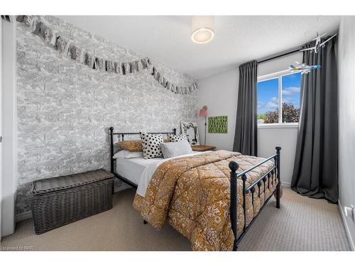 211 Devine Crescent, Thorold, ON - Indoor Photo Showing Bedroom