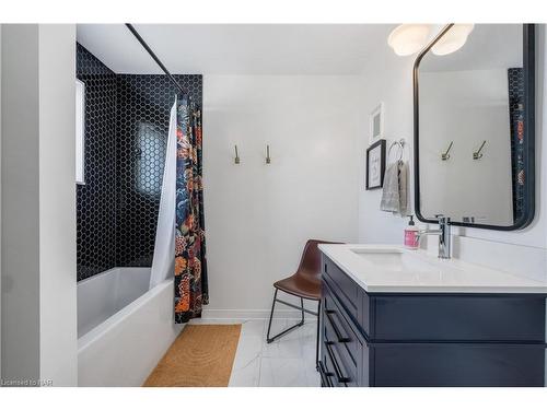 211 Devine Crescent, Thorold, ON - Indoor Photo Showing Bathroom