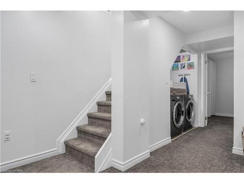 211 Devine Crescent, Thorold, ON - Indoor Photo Showing Laundry Room