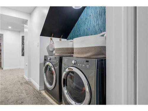 211 Devine Crescent, Thorold, ON - Indoor Photo Showing Laundry Room