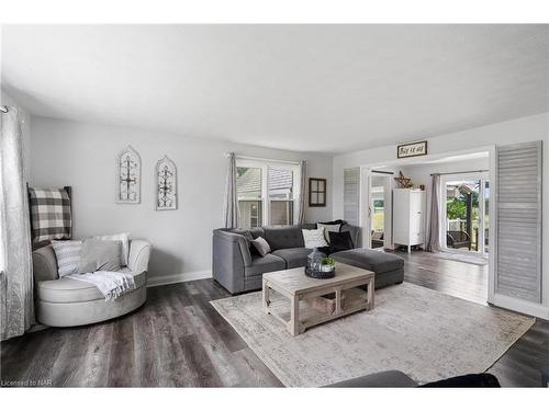 74092 Wellandport Road, Wellandport, ON - Indoor Photo Showing Living Room