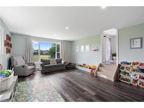 74092 Wellandport Road, Wellandport, ON - Indoor Photo Showing Living Room