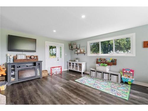 74092 Wellandport Road, Wellandport, ON - Indoor Photo Showing Living Room