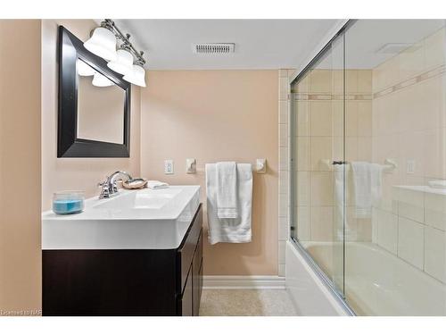 1042 Lakeshore Road W, St. Catharines, ON - Indoor Photo Showing Bathroom