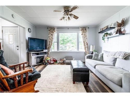 1701 Brookfield Road, Port Colborne, ON - Indoor Photo Showing Living Room