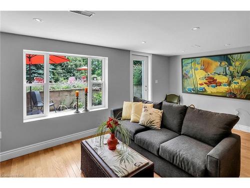 14443 Niagara River Parkway, Niagara-On-The-Lake, ON - Indoor Photo Showing Living Room