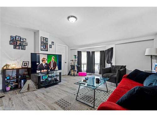 5748 Leonard Avenue, Niagara Falls, ON - Indoor Photo Showing Living Room