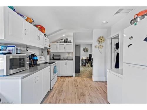 5748 Leonard Avenue, Niagara Falls, ON - Indoor Photo Showing Kitchen