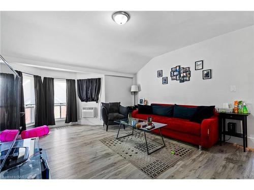 5748 Leonard Avenue, Niagara Falls, ON - Indoor Photo Showing Living Room