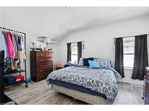 5748 Leonard Avenue, Niagara Falls, ON - Indoor Photo Showing Bedroom