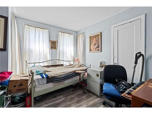 5748 Leonard Avenue, Niagara Falls, ON - Indoor Photo Showing Bedroom