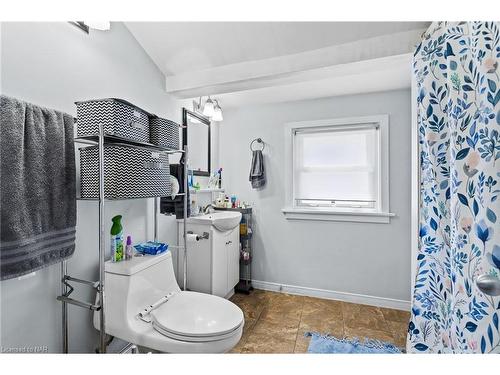 5748 Leonard Avenue, Niagara Falls, ON - Indoor Photo Showing Bathroom
