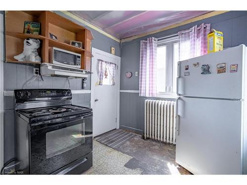 25 Jennet Street, Fort Erie, ON - Indoor Photo Showing Kitchen