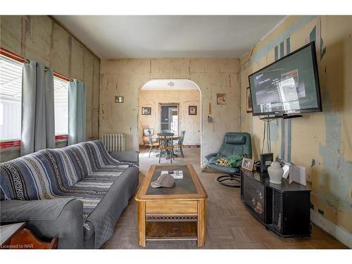 25 Jennet Street, Fort Erie, ON - Indoor Photo Showing Living Room