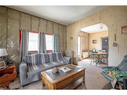 25 Jennet Street, Fort Erie, ON - Indoor Photo Showing Living Room