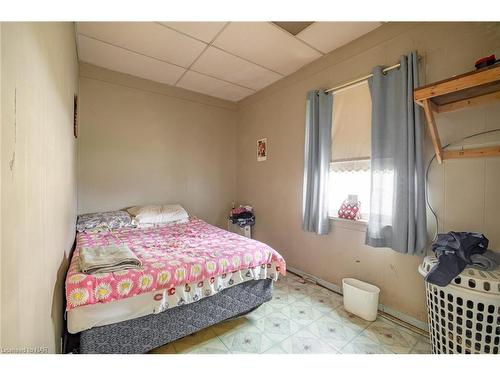 25 Jennet Street, Fort Erie, ON - Indoor Photo Showing Bedroom