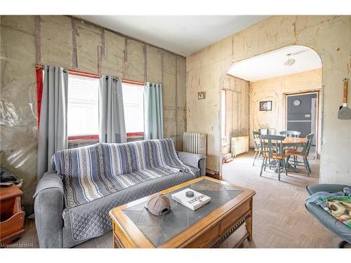 25 Jennet Street, Fort Erie, ON - Indoor Photo Showing Living Room