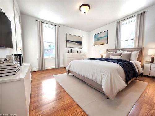 4465 Fifth Avenue, Niagara Falls, ON - Indoor Photo Showing Bedroom