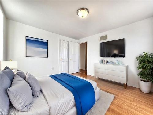 4465 Fifth Avenue, Niagara Falls, ON - Indoor Photo Showing Bedroom