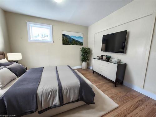 4465 Fifth Avenue, Niagara Falls, ON - Indoor Photo Showing Bedroom