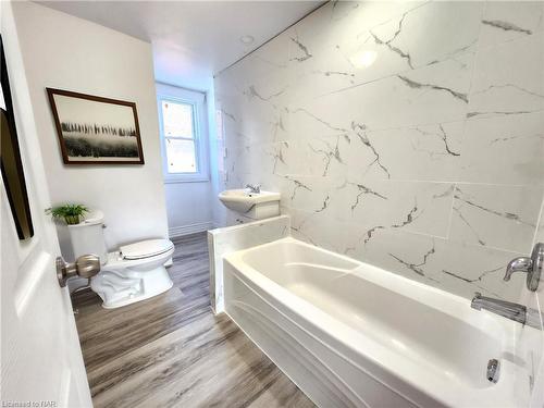 4465 Fifth Avenue, Niagara Falls, ON - Indoor Photo Showing Bathroom