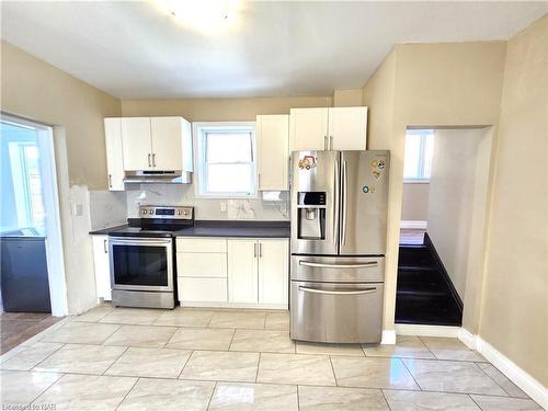 4465 Fifth Avenue, Niagara Falls, ON - Indoor Photo Showing Kitchen