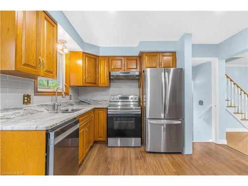 4433 Meadowvale Drive, Niagara Falls, ON - Indoor Photo Showing Kitchen With Double Sink