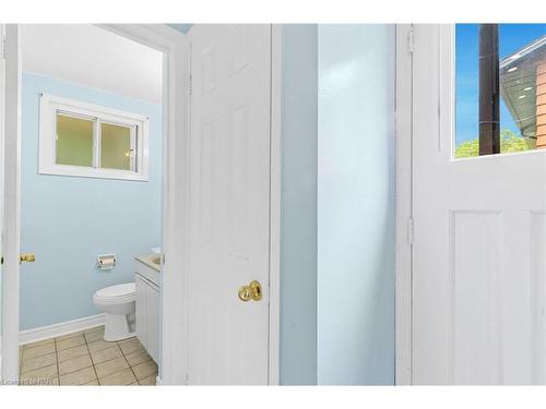 4433 Meadowvale Drive, Niagara Falls, ON - Indoor Photo Showing Bathroom