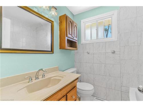 4433 Meadowvale Drive, Niagara Falls, ON - Indoor Photo Showing Bathroom