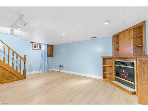 4433 Meadowvale Drive, Niagara Falls, ON - Indoor With Fireplace
