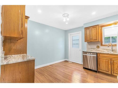 4433 Meadowvale Drive, Niagara Falls, ON - Indoor Photo Showing Kitchen