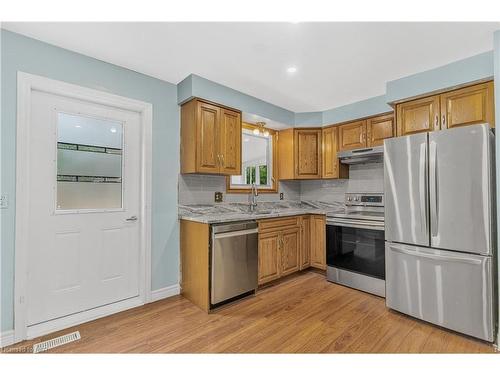 4433 Meadowvale Drive, Niagara Falls, ON - Indoor Photo Showing Kitchen With Double Sink