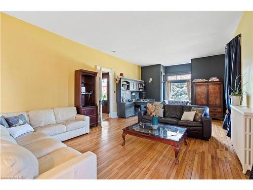 14 Catharine Street, Port Colborne, ON - Indoor Photo Showing Living Room