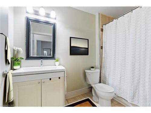 132-8111 Forest Glen Drive, Niagara Falls, ON - Indoor Photo Showing Bathroom