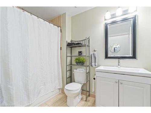 132-8111 Forest Glen Drive, Niagara Falls, ON - Indoor Photo Showing Bathroom