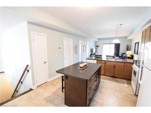 49 Shipview Court, Welland, ON - Indoor Photo Showing Kitchen With Double Sink