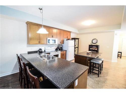 49 Shipview Court, Welland, ON - Indoor Photo Showing Kitchen With Double Sink