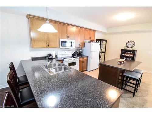 49 Shipview Court, Welland, ON - Indoor Photo Showing Kitchen With Double Sink