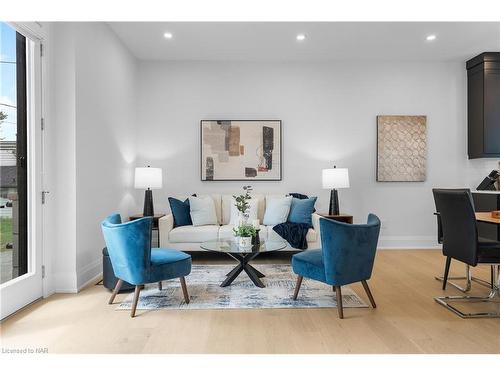 10 Paxton Avenue, St. Catharines, ON - Indoor Photo Showing Living Room