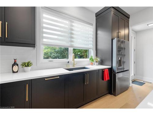 10 Paxton Avenue, St. Catharines, ON - Indoor Photo Showing Kitchen