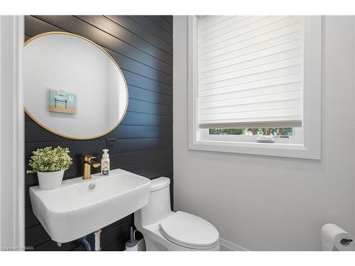 10 Paxton Avenue, St. Catharines, ON - Indoor Photo Showing Bathroom