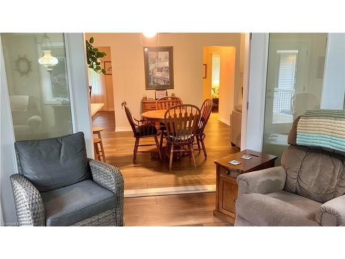 1084 Quaker Road, Fonthill, ON - Indoor Photo Showing Living Room