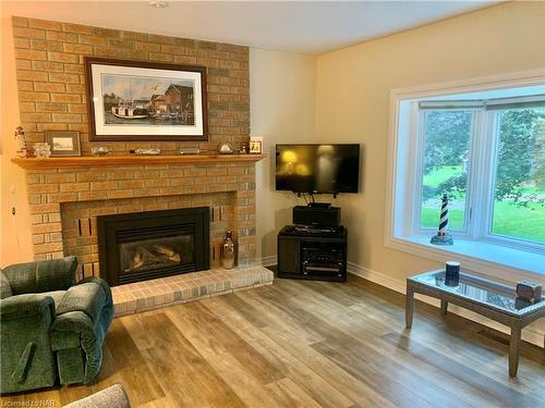 1084 Quaker Road, Fonthill, ON - Indoor Photo Showing Living Room With Fireplace