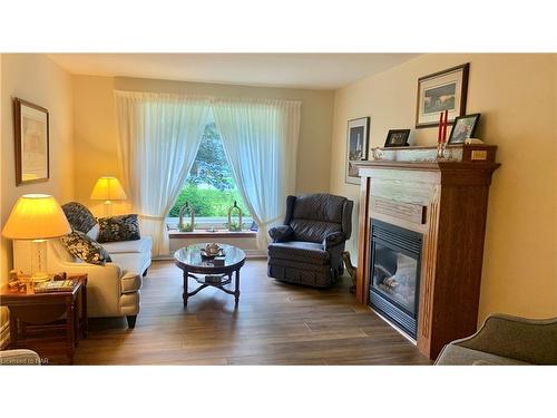 1084 Quaker Road, Fonthill, ON - Indoor Photo Showing Living Room With Fireplace