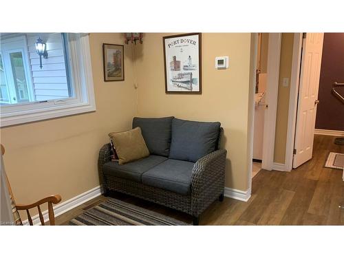 1084 Quaker Road, Fonthill, ON - Indoor Photo Showing Living Room