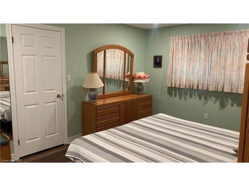 1084 Quaker Road, Fonthill, ON - Indoor Photo Showing Bedroom