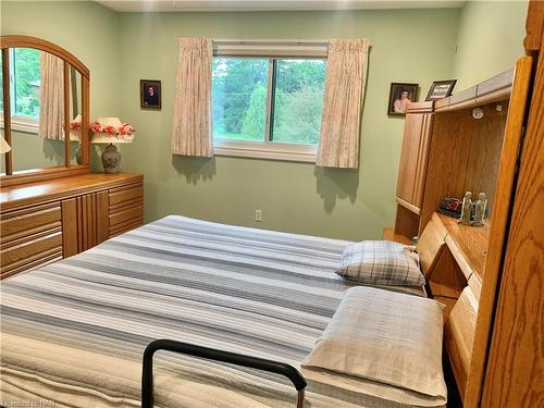 1084 Quaker Road, Fonthill, ON - Indoor Photo Showing Bedroom