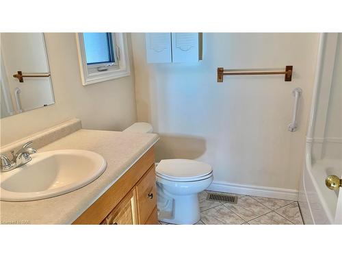 1084 Quaker Road, Fonthill, ON - Indoor Photo Showing Bathroom