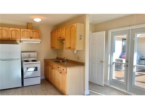 1084 Quaker Road, Fonthill, ON - Indoor Photo Showing Kitchen