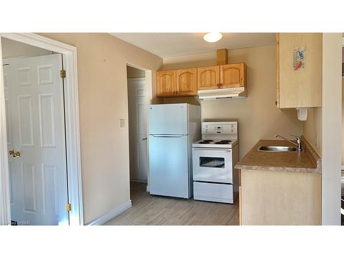 1084 Quaker Road, Fonthill, ON - Indoor Photo Showing Kitchen